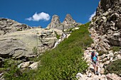 Frankreich, Haute Corse, Corte, Restonica-Tal, im regionalen Naturpark, Wanderung zu den Höhenseen, Weg zwischen Melo-See und Capitello und Spitze der 7 Seen
