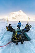 Frankreich, Isère (38), Belledonne, Chamrousse, Robert Lakes, ein Team von Tauchern ist dabei, unter das Eis zu tauchen - Dive Xtreme