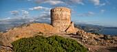 Frankreich, Corse du Sud, Porto, Golf von Porto von der UNESCO zum Weltkulturerbe erklärt, Panoramablick auf den Turghiu-Turm am Kap Rosso