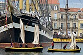 Frankreich, Herault, Sete, Escale a Sete Festival, Fest der maritimen Traditionen, Passage von Traditioinnelles Segeln vor dem russischen Segelschiff Kruzensthern