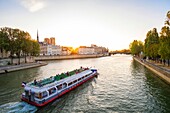 Frankreich, Paris, Seine-Ufer, von der UNESCO zum Weltkulturerbe erklärt, ein Flugboot fährt vor der Insel Saint Louis und der Kathedrale Notre Dame vorbei