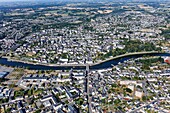 Frankreich, Mayenne, Chateau Gontier, die Stadt an der Mayenne (Luftaufnahme)