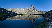 Frankreich, Haute Corse, Corte, Restonica-Tal, im Regionalen Naturpark, Panoramablick auf den Melo-See und von links nach rechts, die Gipfel der 7 Seen, Capitello und Lombardiccio