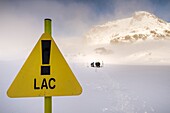 France, Isère (38), Belledonne, Chamrousse, Robert Lakes, a team of divers is about to dive under the ice of one of the Robert Lakes, signage is essential as conditions can be changing and difficult in this northern valley that do not see the sun directly in winter - Dive Xtreme