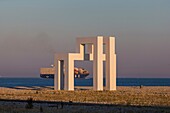 Frankreich, Seine Maritime, Le Havre, von der UNESCO zum Weltkulturerbe erklärt, am Strand gegenüber dem Meer das monumentale Werk UP # 3 von Lang und Baumann
