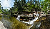 Frankreich, Corse du Sud, D 84, Evisa, regionaler Naturpark, Panoramablick auf den bezaubernden Ort der Wasserfälle von Aitone am gleichnamigen Wildbach