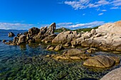 Frankreich, Corse du Sud, Campomoro, Tizzano, Küstenpfad im Senetosa-Reservat, Wanderung auf dem Küstenpfad des Reservats, der Anblick dieses Granitchaos ist bei Sonnenuntergang beeindruckend