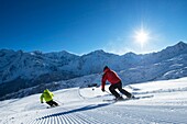 Frankreich, Haute Savoie, Massiv des Mont Blanc, die Contamines Montjoie, die kurze Skimethode auf den Skipisten in den Spuren des Pistenfahrzeugs bei der Eröffnung der Skilifte