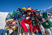 France, Haute Savoie, Massif of the Mont Blanc, the Contamines Montjoie, the children in the course of ski with instructor ESF which takes a photo of the group with sound phones