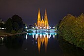 Frankreich, Bas Rhin, Straßburg, deutsches Viertel auf der Liste des UNESCO-Weltkulturerbes, lutherische Kirche Saint Paul und Spiegelung im Fluss Ill