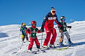 Frankreich, Haute Savoie, Massiv des Mont Blanc, die Contamines Montjoie, die Kinder im Skikurs mit Skilehrer ESF auf dem Skigebiet