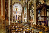 Frankreich, Puy de Dome, Issoire, römische Abtei Saint Austremoine aus dem zwölften Jahrhundert, das Kirchenschiff und das Gewölbe des Chors sind mit einem Christus, dem Herrn des Universums, geschmückt