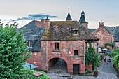 Frankreich, Correze, Dordogne-Tal, Collonges la Rouge, ausgezeichnet als Les Plus Beaux Villages de France (Die schönsten Dörfer Frankreichs), Dorf aus rotem Sandstein, Glockenturm der Kirche Saint Pierre