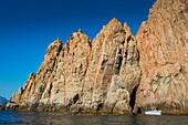 Frankreich, Corse du Sud, Porto, Golf von Porto, von der UNESCO zum Weltkulturerbe erklärt, Bootstour entlang der zerklüfteten Küste von Capo Rosso mit ockerfarbenen Klippen