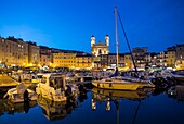 Frankreich, Haute Corse, Bastia, am alten Hafen, die beleuchtete Kirche von St. Johannes dem Täufer in der Abenddämmerung