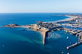 Frankreich, Ille et Vilaine, Saint Malo, die Stadt, der Hafen, die Insel Grand Be und der Strand von Sillon (Luftaufnahme)