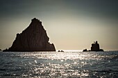 Frankreich, Corse du Sud, Porto, Golf von Porto, von der UNESCO zum Weltkulturerbe erklärt, Besuch der Küste zu den ockerfarbenen Klippen mit dem Boot nach Capo Rosso, viele Inseln säumen das Ufer