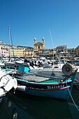Frankreich, Haute Corse, Bastia, die Kirche Saint Jean Baptiste und der alte Hafen von der Albert-Gillio-Anlegestelle aus gesehen mit einem hölzernen Fischerboot