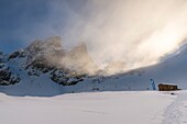 Frankreich, Isère (38), Belledonne, Chamrousse, Robert-Seen, die im Osten von Petit Van (2.439 m), Grand Van (2.448 m) und Grand Sorbier (2.526 m) begrenzt und dominiert werden, ein Team von Tauchern ist dabei, unter dem Eis eines der Robert-Seen zu tauchen, in der Schutzhütte des Dive Xtreme Clubs