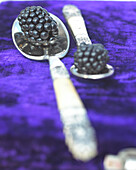 Brombeeren auf Silberlöffel