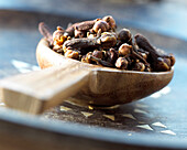 Nelkengewürz auf Holzlöffel