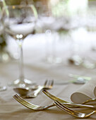 Silberbesteck auf dem Tisch