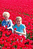 Kinder in Blumenzwiebelfeldern