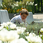 Junge im Frühlingsgarten