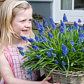 Mädchen mit Muscari in der Hand