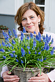 Frau mit Muscari in der Hand