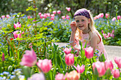 Mädchen im Frühlingsgarten