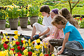 Kinder im Frühlingsgarten