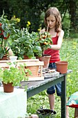Kinder beim Anpflanzen von Gemüsepflanzen