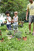 Gießen von Pflanzen im Garten