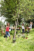 Kinder im Obstgarten