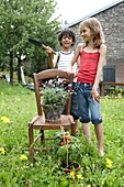 Spielende Kinder im Garten