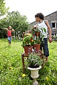 Spielende Kinder im Garten