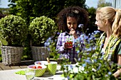 Mutter und Tochter am Gartentisch