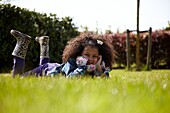 Spielende Kinder im Garten