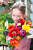 Mädchen mit Frühlingsblumen in der Hand