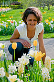 Frau mit Frühlingsblumen