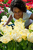 Frau erfreut sich an Tulpen
