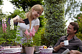 Frau schmückt Gartentisch