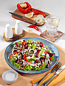 Hearty mince salad with kidney beans, sweetcorn and peppers