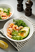 Garnelen-Avocado-Salat-Bowl