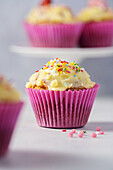 Cupcakes mit Buttercreme und Zuckerstreuseln