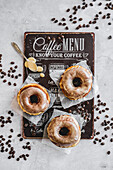 Donuts mit Kaffeeglasur