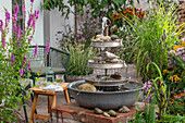 Wasserspiel Etagere, aus alten Zinkschüsseln selber gebaut, neben Gewöhnlichem Blutweiderich (Lythrum salicaria), Sumpf-Schwertlilie und Flatter-Binse