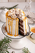 Vegane Schokoladen-Vanillecreme-Torte mit Karamell