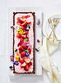 Strawberry and yoghurt tart with chocolate base